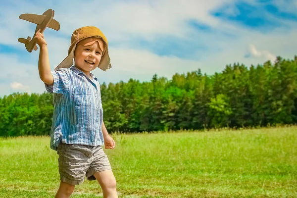 Pojken Vid Planet Leker Naturen Parken Pojke Semester Pilot — Stockfoto