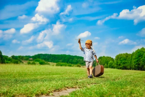 Der Kleine Junge Flugzeug Spielt Park Mit Der Natur Junge — Stockfoto