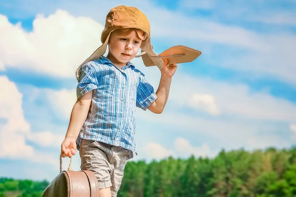 Menino Avião Joga Natureza Parque Menino Piloto Férias — Fotografia de Stock