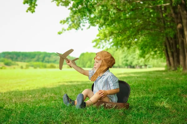 Baby Boy Plane Plays Nature Park Boy Vacation Pilot — Stock Photo, Image