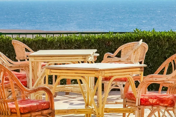 Cadeiras Com Mesa Para Comer Pessoas Fundo Negócios Mar Férias — Fotografia de Stock