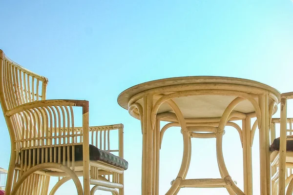 夏休みに人を食べるためのテーブル付き椅子 ビジネス背景海 — ストック写真