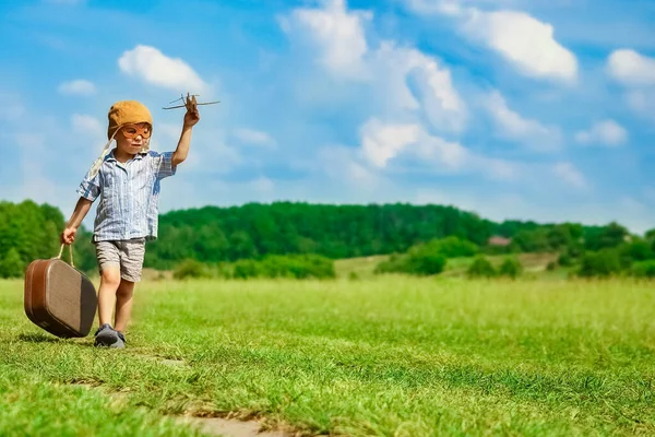 飞机旁边的小男孩在公园里玩大自然的游戏 在度假的男孩飞行员 — 图库照片