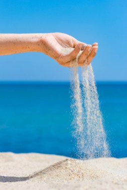 Eller bir yolculukta denizden doğaya kum döker. Deniz kumu üzerinde tatiller geçer. İş zamanı.