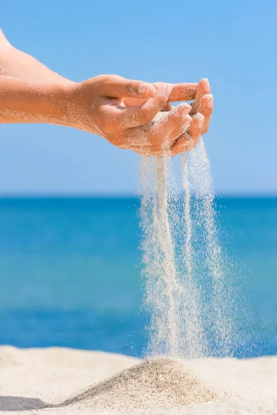 Händer Häller Sand Från Havet Till Naturen Resa Semester Havet — Stockfoto