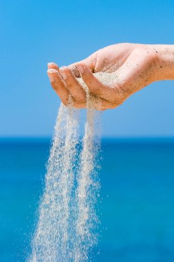 Eller bir yolculukta denizden doğaya kum döker. Deniz kumu üzerinde tatiller geçer. İş zamanı.