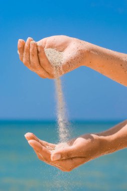 Eller bir yolculukta denizden doğaya kum döker. Deniz kumu üzerinde tatiller geçer. İş zamanı.