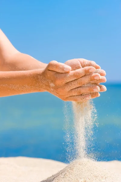 Mãos Derramar Areia Mar Para Natureza Uma Viagem Férias Mar — Fotografia de Stock