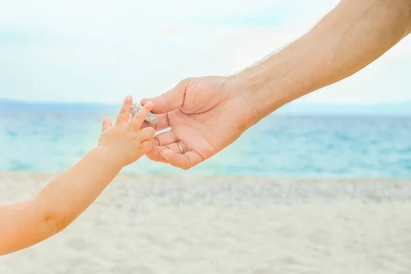 Doğada Deniz Tarafından Mutlu Bir Ebeveyn Çocuğun Güzel Elleri — Stok fotoğraf