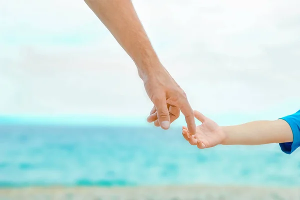 Doğada Deniz Tarafından Mutlu Bir Ebeveyn Çocuğun Güzel Elleri — Stok fotoğraf
