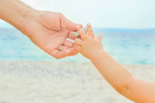 自然の中の海の上に幸せな親子の美しい手 — ストック写真