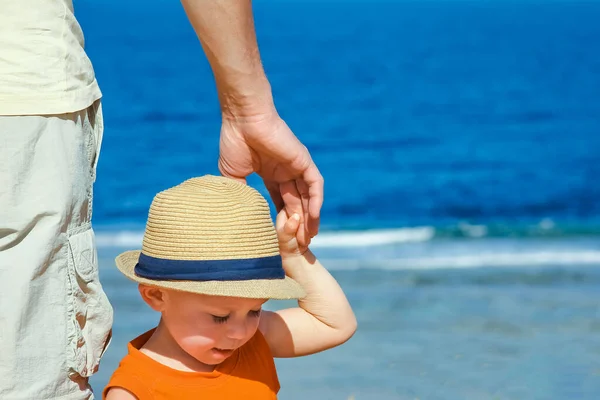 Handen Van Kind Ouder Vakantie Door Zee Achtergrond — Stockfoto