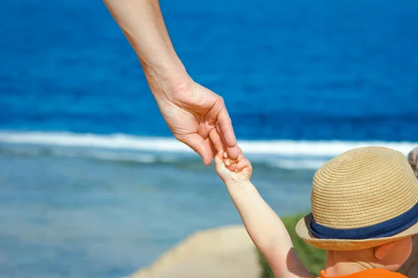 Händerna Barn Och Förälder Semester Vid Havet Bakgrund — Stockfoto