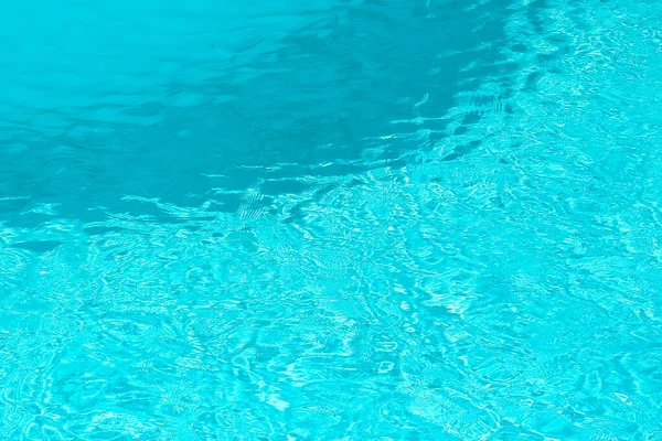 Park Arka Planındaki Sahil Otelinde Güzel Bir Yüzme Havuzu — Stok fotoğraf