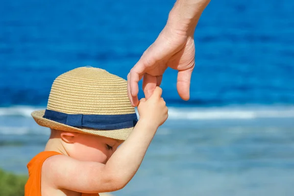 Manos Niño Padre Vacaciones Por Fondo Del Mar —  Fotos de Stock