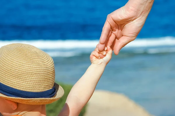 Hände Von Kind Und Eltern Urlaub Meer — Stockfoto