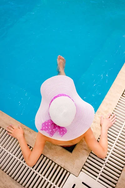 Foukač Kloboukem Leží Relaxačním Bazénu Cestě — Stock fotografie