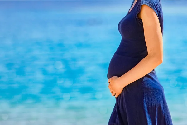 Gravid Flicka Nära Havet Bakgrund Lycklig Kvinna Med Hatt Semester — Stockfoto