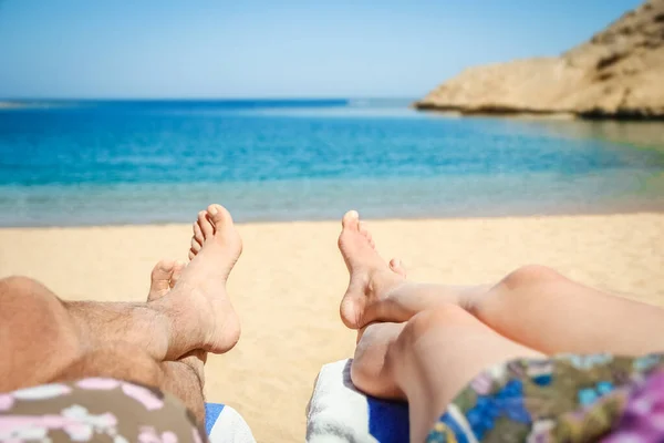 Beine Von Mann Und Frau Meer Urlaub — Stockfoto