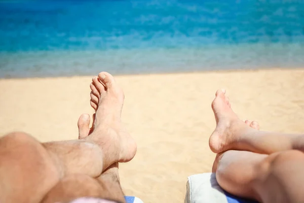 男と女の足によって海で休暇旅行の背景 — ストック写真