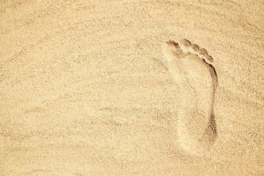 Denize yakın kumda çizim yapmak doğa yolculuğu arka planında. Tatilde el çizimi ayak izi.