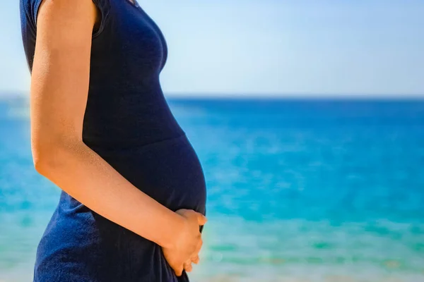 Schwangere Mädchen Der Nähe Des Meeres Hintergrund Eine Glückliche Frau — Stockfoto