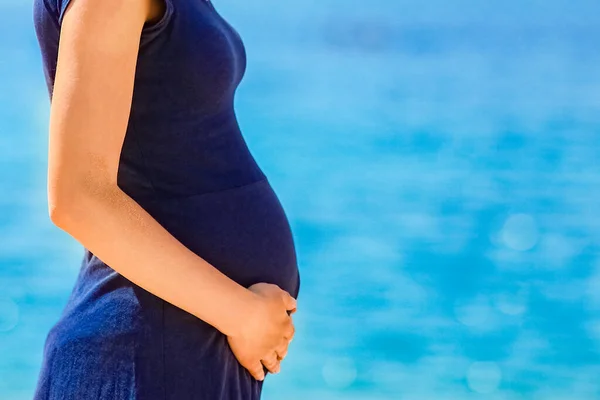 Zwanger Meisje Bij Zee Achtergrond Een Gelukkige Vrouw Met Een — Stockfoto