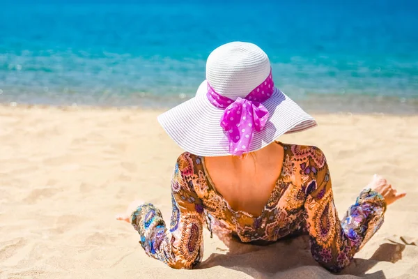 Meisje Het Zand Bij Zee Achtergrond Gelukkig Vrouw Met Hoed — Stockfoto