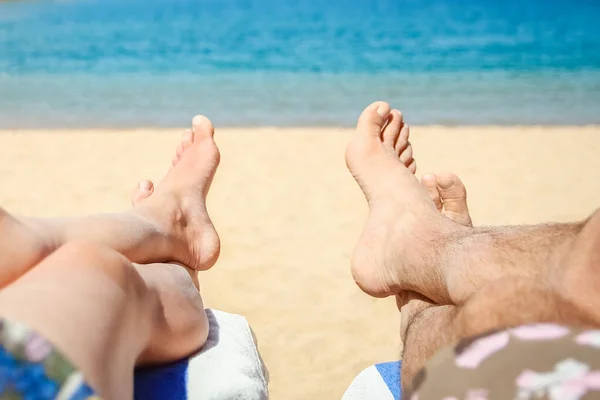 Las Piernas Del Hombre Mujer Junto Mar Vacaciones Viajando Fondo —  Fotos de Stock