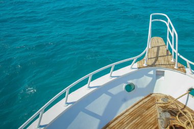 Gemi deniz arka planında seyahat tatilinde. Teknenin burnu..