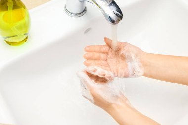 Sabunlu eller musluğun altında suyla yıkanır. Enfeksiyondan, pislikten ve virüsten arınmış. Evde ya da hastanede abdest ofisinde..
