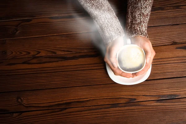 Vrouwelijke Handen Koffie Houten Achtergrond — Stockfoto