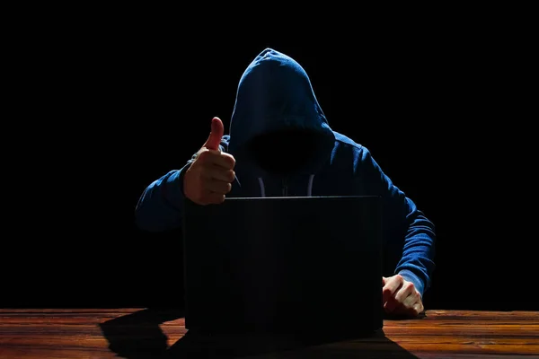Hacker Φορητό Υπολογιστή Κάθεται Ένα Τραπέζι Και Αφηρημένη Δυαδικό Κώδικα — Φωτογραφία Αρχείου