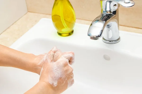 Ruce Mýdlem Omyjí Pod Kohoutkem Vodou Čisté Infekce Špíny Viru — Stock fotografie