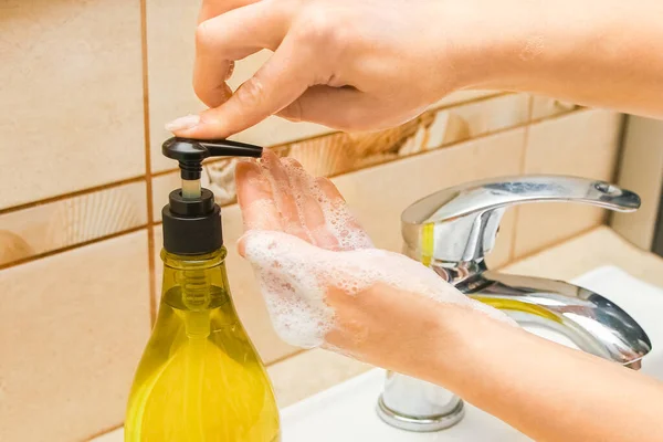 Handen Met Zeep Worden Onder Kraan Gewassen Met Water Schoon — Stockfoto