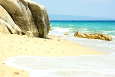 Yazın kumlu güzel bir sahil.