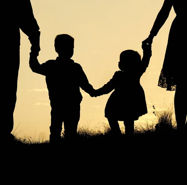 Silhueta Uma Família Feliz Com Crianças Natur — Fotografia de Stock