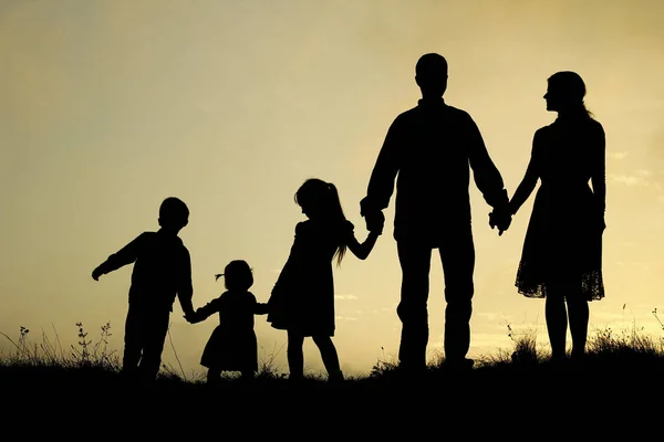 Silhueta Uma Família Feliz Com Crianças Natur — Fotografia de Stock