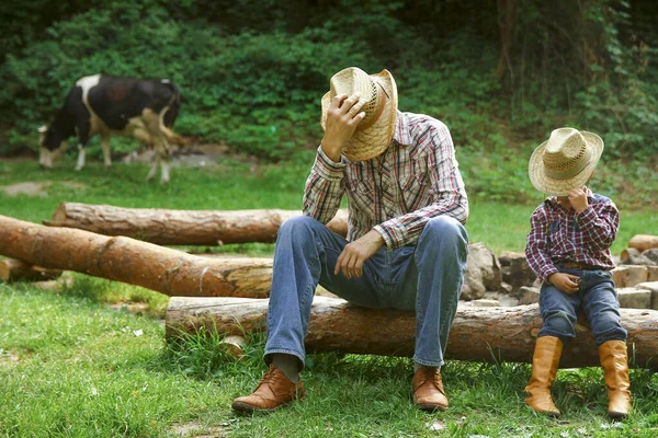 Criança Feliz Com Cowboy Pai Natureza Campo — Fotografia de Stock