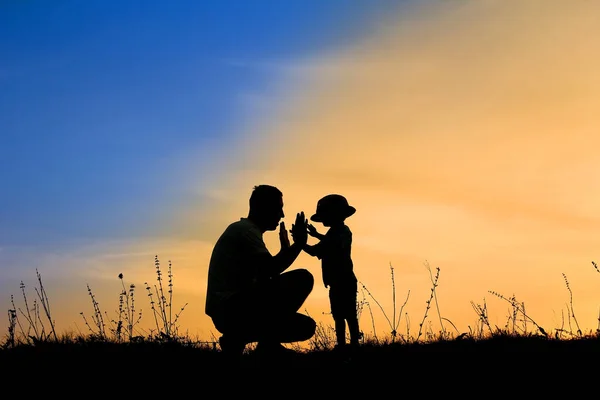 Silueta Šťastného Otce Syna Hrát Při Západu Slunce — Stock fotografie