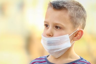 Koronavirüs ve hava yüzünden maskeli çocuk. Avrupa 'daki virüsten 2,5 hava kirliliğine karşı korunma