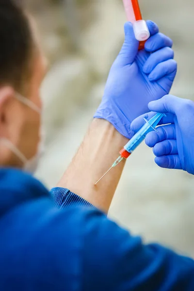 Coronavirus Blodprov Mans Händer 2019 2020 Kronvirusutbrott Epidemiskt Virusrespiratoriskt Syndrom — Stockfoto
