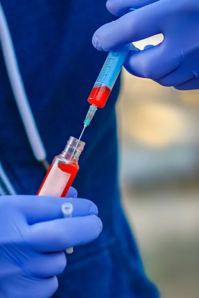 人の手の中のコロナウイルス血液検査2019 2020 クラウンウイルス発生 流行性ウイルス呼吸器症候群 — ストック写真