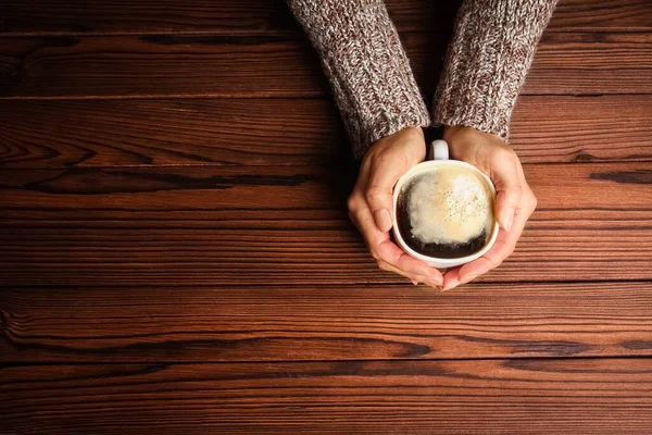 Tangan Perempuan Dan Kopi Latar Belakang Kayu — Stok Foto