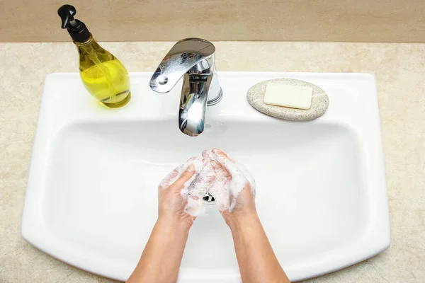 Händerna Med Tvål Tvättas Kranen Med Vatten Rengör Från Infektion — Stockfoto