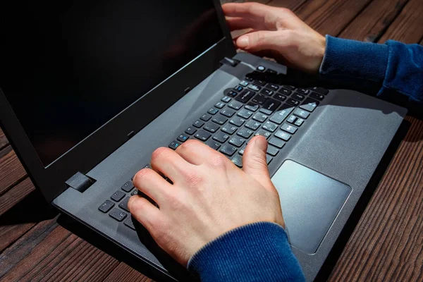 Hacker Mit Laptop Sitzt Einem Tisch Und Abstraktem Binärcode Virtuelle — Stockfoto