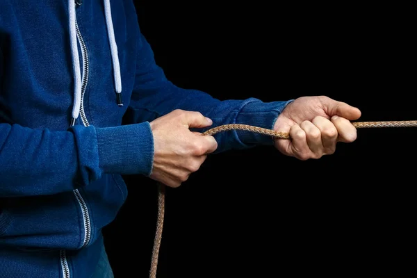 Hände Mit Einem Seil Auf Schwarzem Hintergrund Ein Mann Zieht — Stockfoto