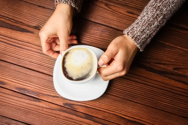 Mains Féminines Café Sur Fond Bois — Photo