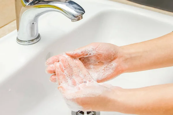 Mãos Com Sabão São Lavadas Sob Torneira Com Água Limpo — Fotografia de Stock