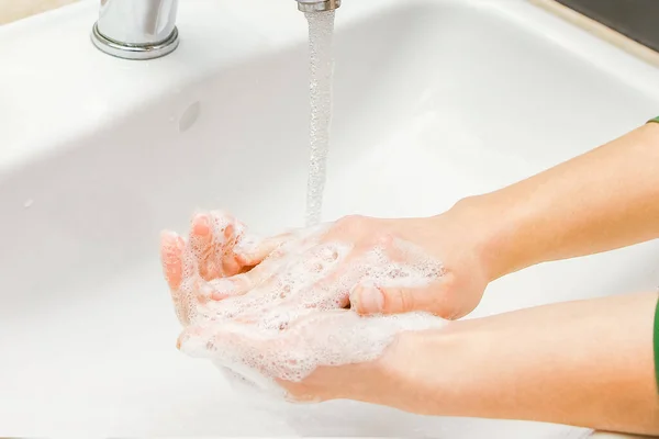 Las Manos Con Jabón Lavan Bajo Grifo Con Agua Limpio —  Fotos de Stock